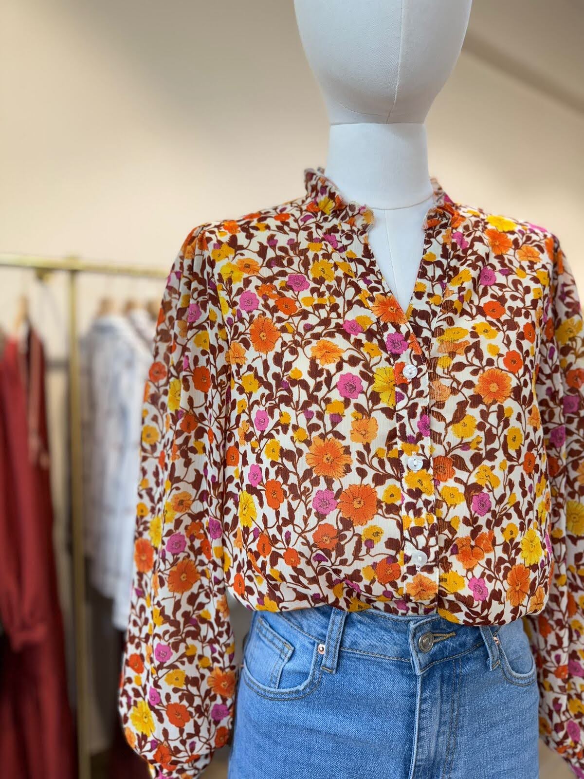 blouse-col-a-volant-boutonnee-devant_beige_68a5b461bf193