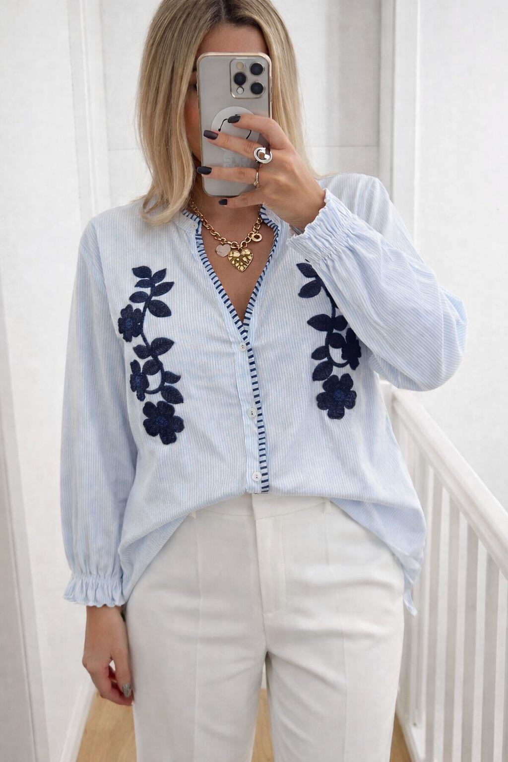 chemise-brodee-col-v_bleu_6979c63f59d1a