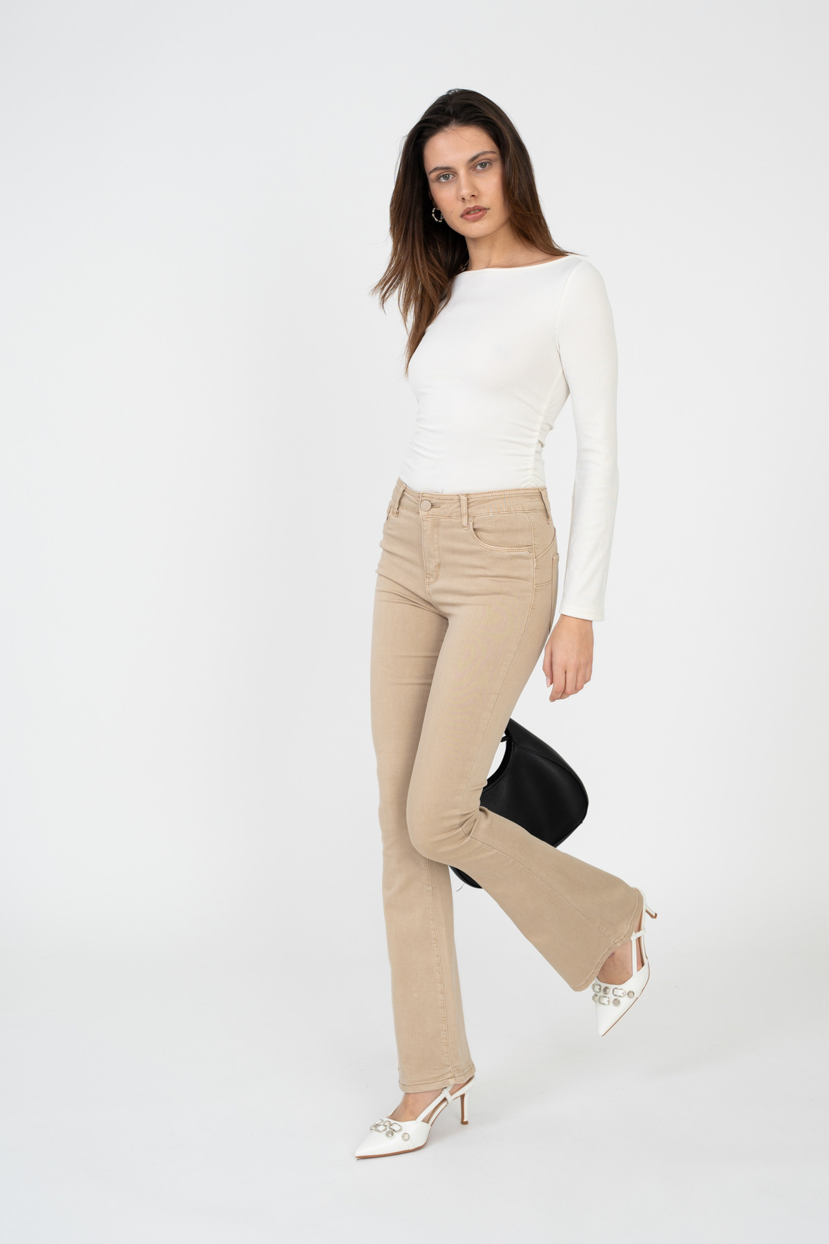 pantalon-slim-flare-en-couleur-push-up_beige_67844a050c72f